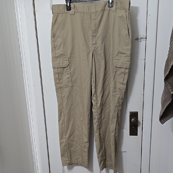 Dickies Other - Dickies Relaxed Straight Flatfront Men's Tan Beige Cargo Pants 40x32